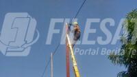 Petugas PLN saat perbaiki jaringan Petugas PLN saat perbaiki jaringan
