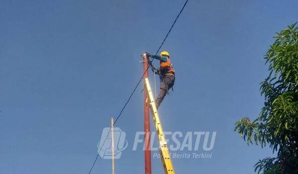 Petugas PLN saat perbaiki jaringan