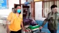 Petugas saat mengevakuasi Bahrawi, ABK Kapal yang tersambar petir saat melaut di area Selat Bali