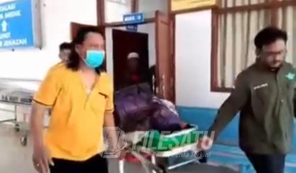 Petugas saat mengevakuasi Bahrawi, ABK Kapal yang tersambar petir saat melaut di area Selat Bali