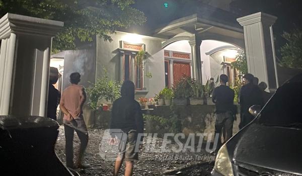 Rumah Ketua Bawaslu OKU Dikepung Massa