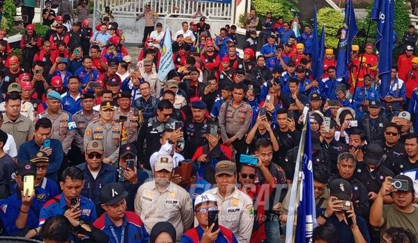 SPSI Karawang saat Gelar Unjuk Rasa di depan Kantor Pemda Karawang