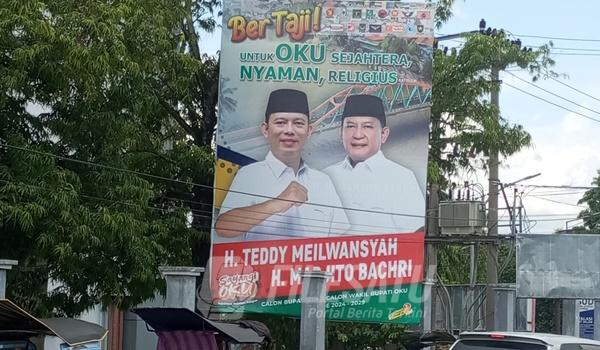 Sebuah papan reklame besar atau billboard Paslon 02 yang dipasang di dalam Lokasi RSUD Ibnu Sutowo