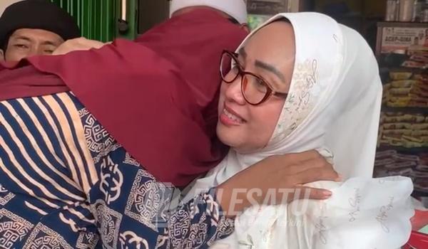 Sri Rahayu saat peluk orang tua anak tuna netra