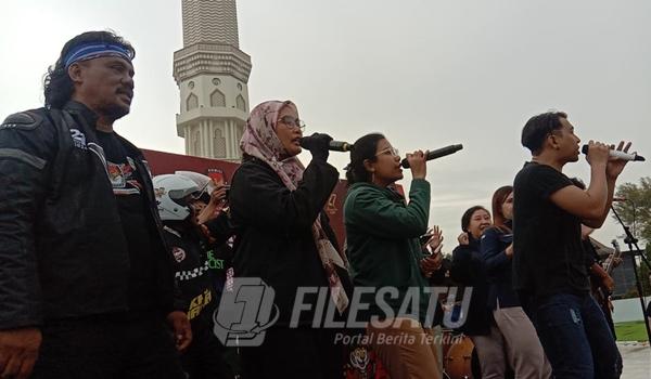 Touring Demokrasi KPU Jabar di Karawang dimriahkan Band Zigzag