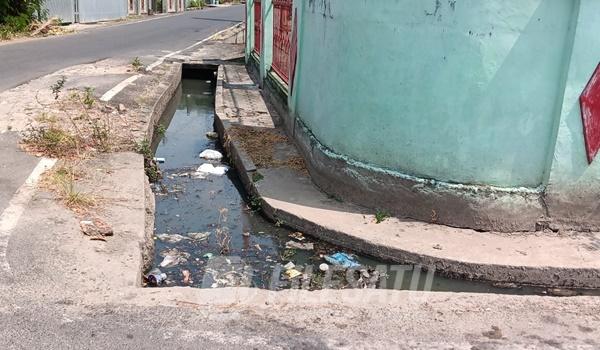 Warga Jalan Belitung Kelurahan Gunung Ibul Selatan Kota Prabumulih Keluhkan Limbah Drainase