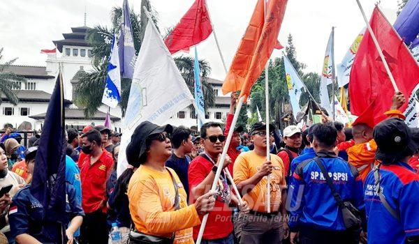 Aksi Buruh di depan Gedung Sate Bandung