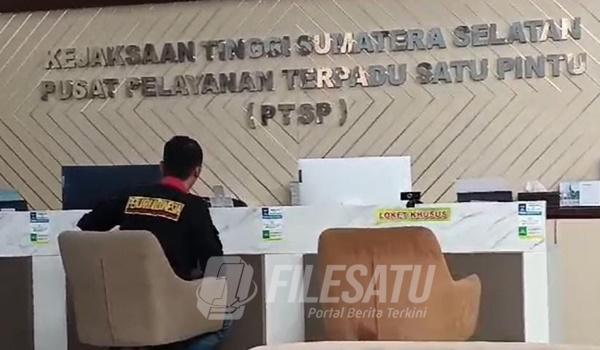 DPD LSMPenjara Indonesia Sumsel saat datangi Kejati untuk melaporkan kasus KKN