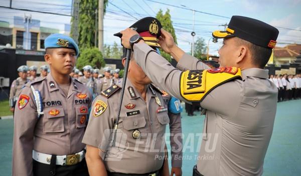 Kapolresta Banyuwangi Polda Jawa Timur Kombes Pol Rama Samtama Putra pimpin upacara kenaikan pangkat