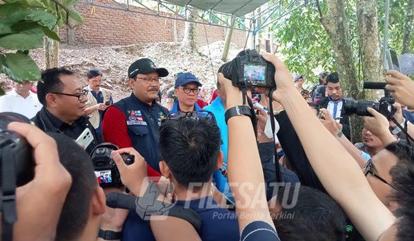 Mensos RI Gus Ipul didampingi Ketua Umum SMSI saata diwawancarai awak media