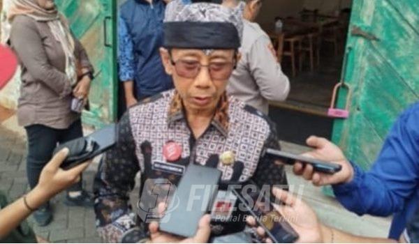 Pj Sekda Banyuwangi, Guntur Priambodo saat diwawancarai awak media