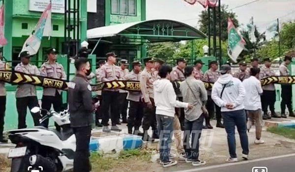 Puluhan aktivis saat geruduk kantor DPC PKB Sumenep