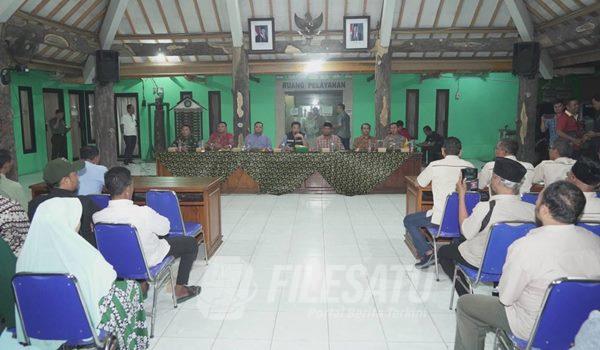 Suasana Plt Bupati Sidoarjo saat Mediasi Warga Sidokerto dengan Kepala Desa