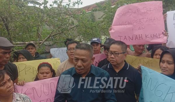 Warga Cinangoh Kelurahan Karawang Wetan Demo