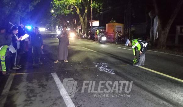 Piket lantas Satlantas Banyuwangi saat lakukan olah TKP Lakalantas di Jalan Raya jalur Banyuwangi - Situbondo, Kecamatan Kalipuro