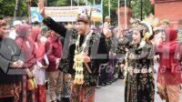 Plt Bupati Sidoarjo dan istri saat gelaran tradisi Budaya dan Gunungan Plt Bupati Sidoarjo dan istri saat gelaran tradisi Budaya dan Gunungan