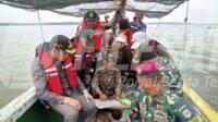Plt. Bupati Sidoarjo H. Subandi saat Sidak HGB Laut di Desa Segoro Tambak, Kecamatan Sedati Plt. Bupati Sidoarjo H. Subandi saat Sidak HGB Laut di Desa Segoro Tambak, Kecamatan Sedati