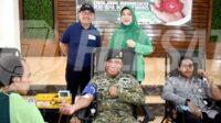 Komandan Brigif Kostrad, Kolonel Inf Dr. La Ode M.Nurdin.S.Sos. M.I.Pol donor darah dalam rangka menyambut HUT Kostrad ke-64. Komandan Brigif Kostrad, Kolonel Inf Dr. La Ode M.Nurdin.S.Sos. M.I.Pol donor darah dalam rangka menyambut HUT Kostrad ke-64.