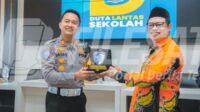Kasatlantas Polres Jember saat bertukar cendera mata Kasatlantas Polres Jember saat bertukar cendera mata