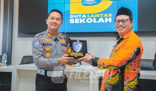 Kasatlantas Polres Jember saat bertukar cendera mata