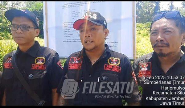 Panglima Grib Jaya Jember Al Farouk didampingi ketua dan wakil ketua Grib Jaya Jember