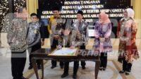 Penandatanganan Pernyataan Komitmen Gerakan Nasional Sadar Tertib Arsip (GNSTA) di Sidoarjo Penandatanganan Pernyataan Komitmen Gerakan Nasional Sadar Tertib Arsip (GNSTA) di Sidoarjo