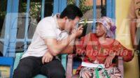 Plt. Bupati Sidoarjo, H. Subandi saat bertemu ibu Kusmin Plt. Bupati Sidoarjo, H. Subandi saat bertemu ibu Kusmin