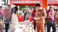 Plt. Bupati Sidoarjo saat melihat lihat salah satu stand UMKM Plt. Bupati Sidoarjo saat melihat lihat salah satu stand UMKM
