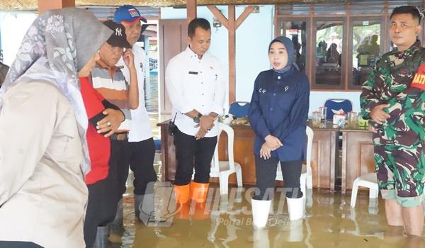 Wabup Sidoarjo saat tinjau korban banjir