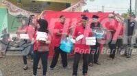DPC PDI P Mojokerto saat bagikan Takjil DPC PDI P Mojokerto saat bagikan Takjil