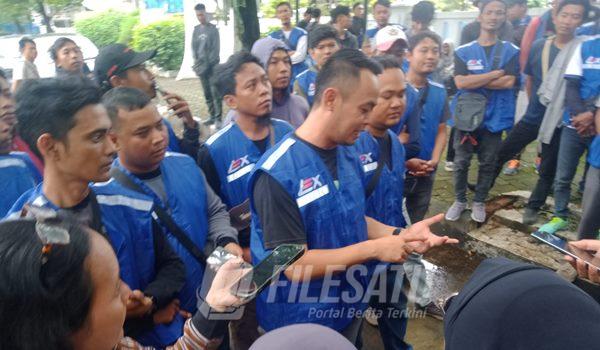 Kurir Onine Lazada saat di Disnakertrans Karawang