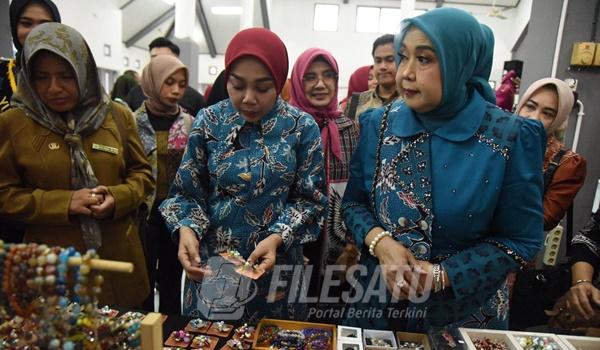 Wakil Bupati Sidoarjo, Hj. Mimik Idayana, bersama Ketua TP PKK Kabupaten Sidoarjo, dr. Hj. Sriatun Subandi