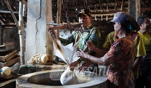 Bupati Sidoarjo saat sidak ke Produksen Tahu di Krian