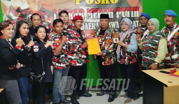 Kamada LMP Jabar saat serahkan SK Kepengurusan LMP Marcab Kota Bogor