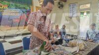 Kepala Desa (Kades) Sedengan mijen M. Hasanudin saat potong tumpeng Kepala Desa (Kades) Sedengan mijen M. Hasanudin saat potong tumpeng