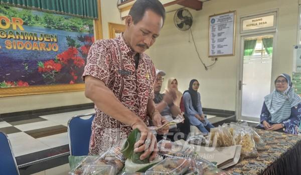 Kepala Desa (Kades) Sedengan mijen M. Hasanudin saat potong tumpeng