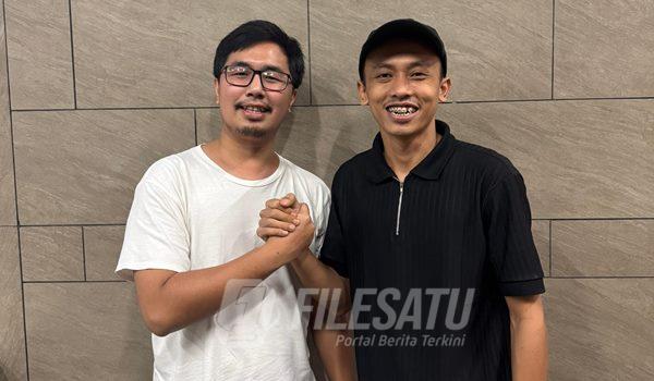 PEMBALAP slalom seeded A Mario Claudio (kaos putih) dengan Owner Dibatama Motosport Wahyu Anggara (bertopi)