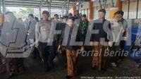 Tampak Bupati Blitar Rijanto dan Wakil Bupati Blitar Beky Herdiansyah Bersama Forkompimda Bersiap Melarung Sesaji Ketengah Laut Tampak Bupati Blitar Rijanto dan Wakil Bupati Blitar Beky Herdiansyah Bersama Forkompimda Bersiap Melarung Sesaji Ketengah Laut