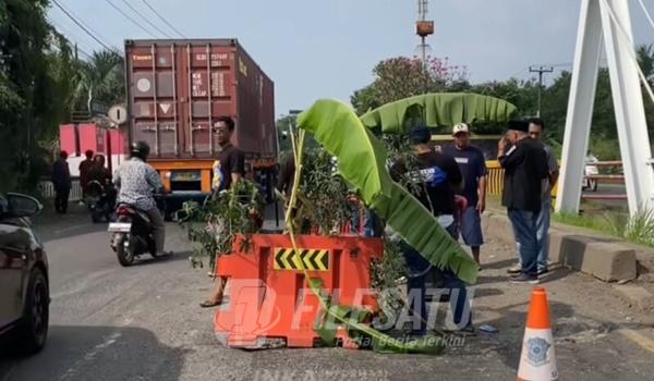 Warga Blokade jalan yang rusak