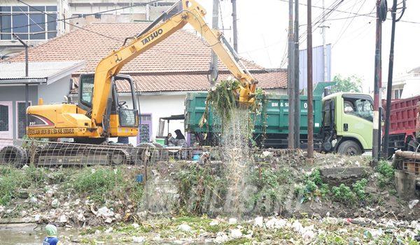 Alat berat saat membersihkan Sungai Kanal Porong