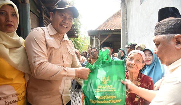 BUPATI Sidoarjo saat berikan bantuan kepada warga tidak mampu