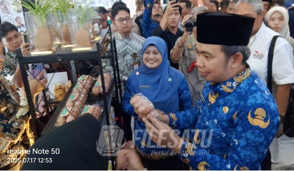 Bupati Jember disela sela pembukaan berkenan mengunjungi salah satu satnd