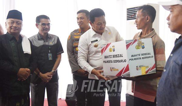 Bupati Sidoarjo saat berikan bantuan dari Polresta Sidoarjo