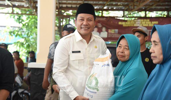 Bupati Sidoarjo saat salurkan bantuan pangan