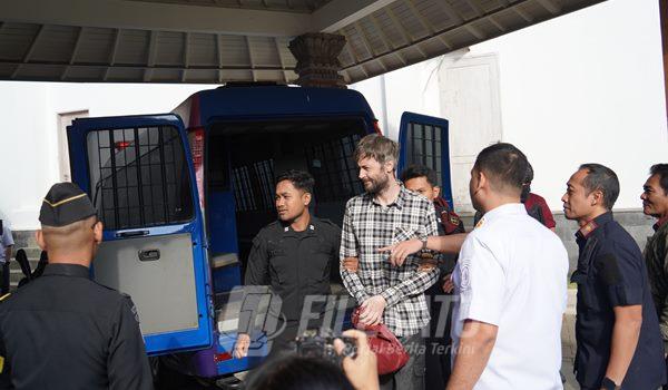 Buronan Interpol Rusia saat di Diekstradisi dari Bali