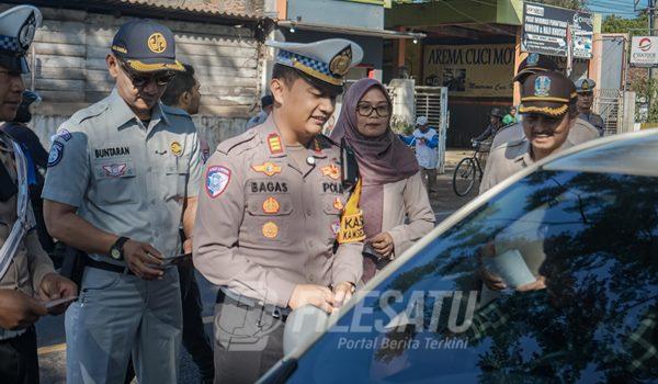 Kasat Lantas Polres Jember, AKP Bernardus Bagas Simarmata, S.Tr.K., S.I.K., M.S.S.S.dalam giat operasi patuh Semeru 2025
