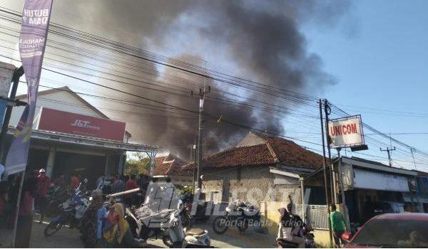 Kebakaran Hebat Hanguskan Gudang Rongsok dan Empat Rumah di Indramayu