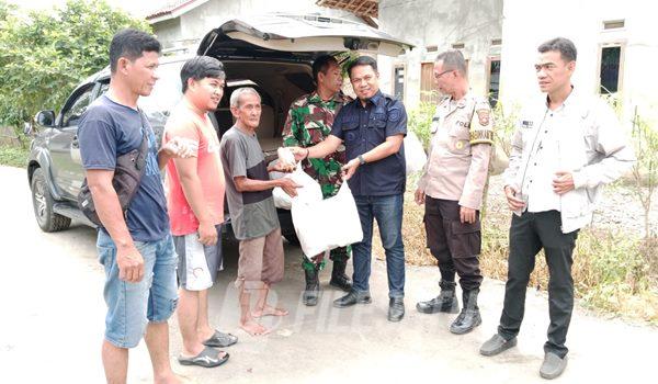 Kepala Desa Tanjung Baru, Subri Bustan ST meberikan bantuan untuk korban banjir