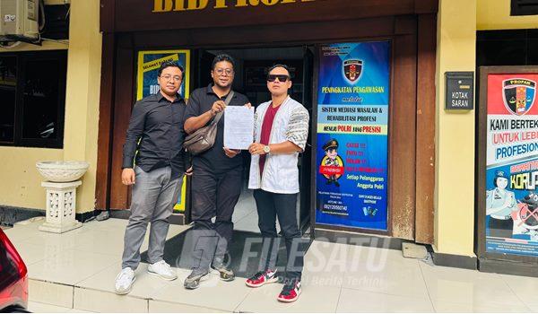 Kuasa Hukum Radar Bali, I Made “Ariel” Suardana, SH., MH (KANAN) saat di Propam Polda Bali