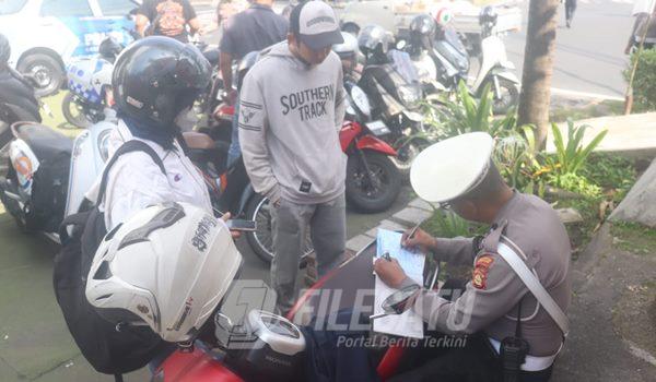 Pelanggar lalu lintas saat di tilang dala Operasi Patuh Agung 2025
